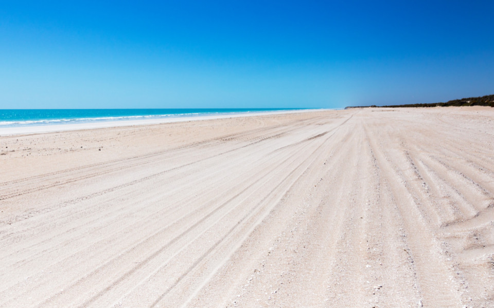 Strandabschnitt des Traumstrandes Eighty Mile Beach in Australien 